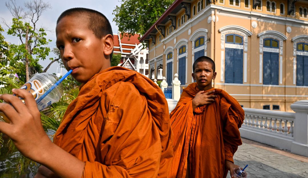 Plástico: 30 botellas de plástico recicladas para vestir a monjes budistas de Bangkok
