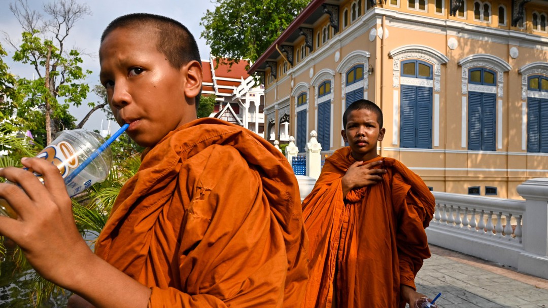 30 botellas de plástico recicladas para vestir a monjes budistas de Bangkok