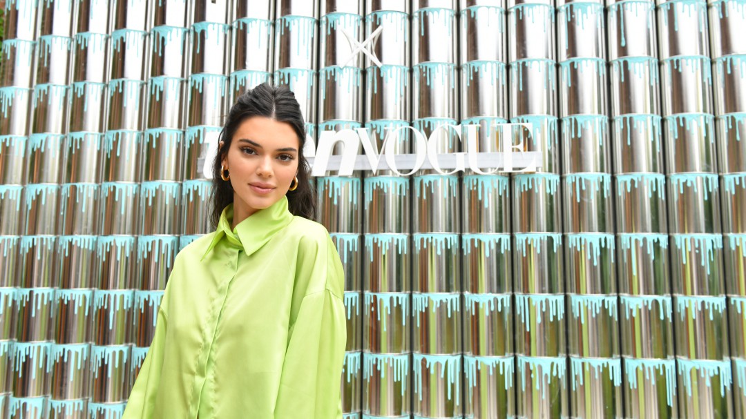 ¡Muy sensual! Kendall Jenner se suma al reto viral del momento