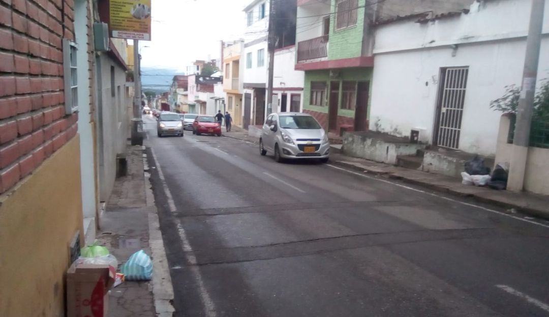 FLORIDABLANCA VÍAS ANDENES PEATONES: En algunas calles de Floridablanca no hay por dónde caminar