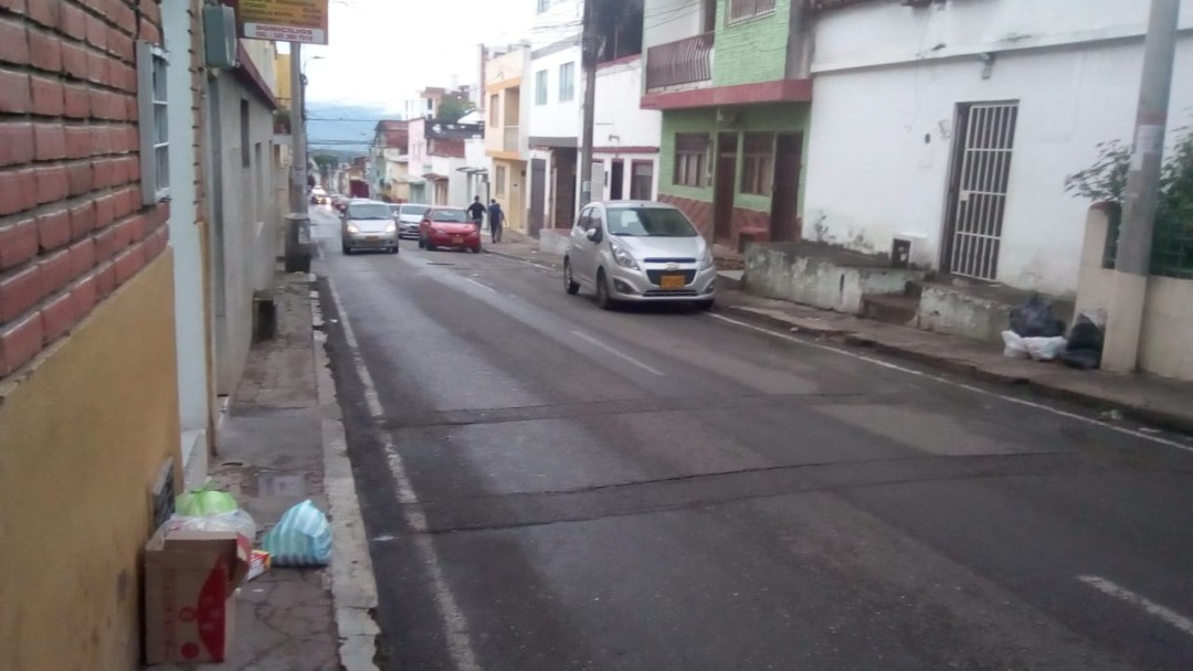 En algunas calles de Floridablanca no hay por dónde caminar