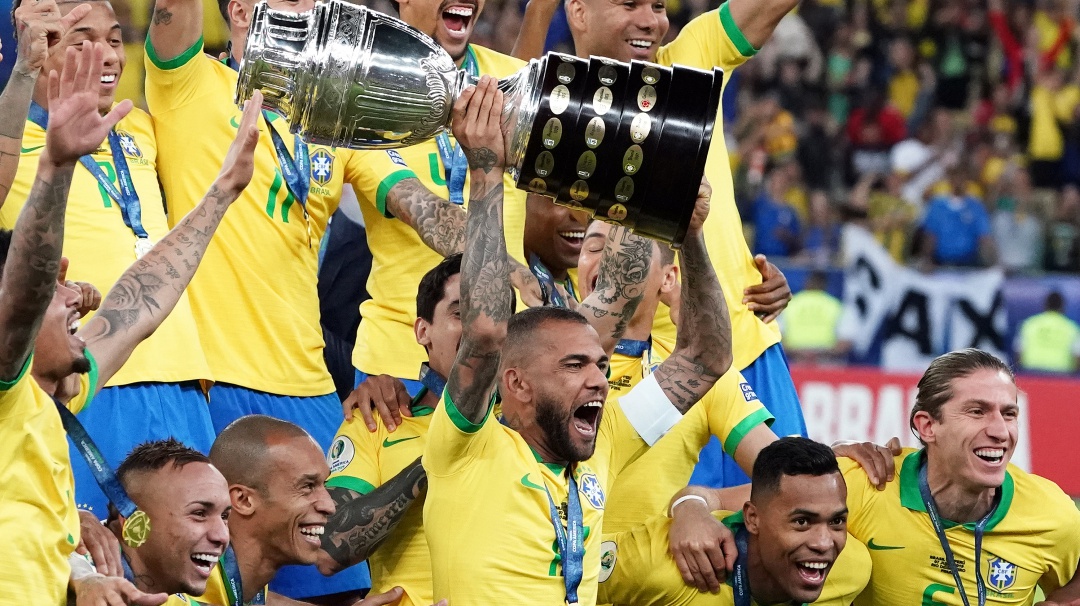 ¿Es Dani Alves el mejor lateral de la historia? Debate el Alargue