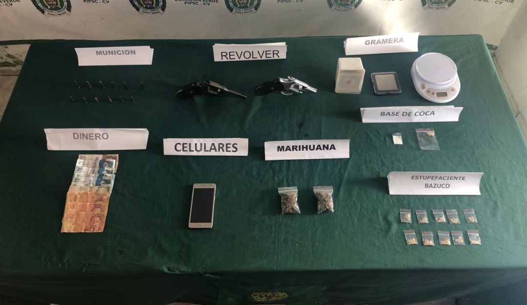 Las armas eran ocultadas en un árbol
