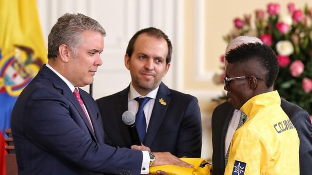 La delegación recibió el Pabellón Nacional por parte de Duque