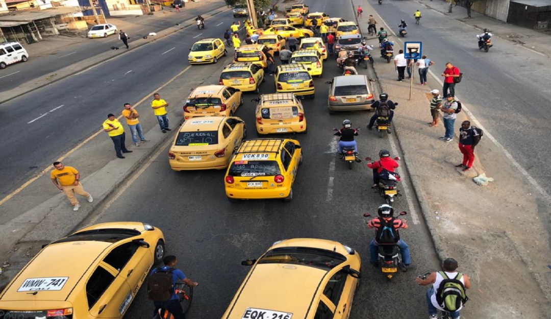 Afectada la movilidad en diferentes sitios de Cali por paro de taxistas