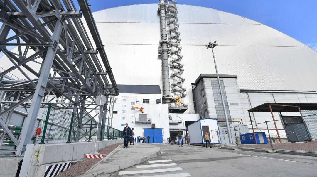 Ucrania inaugura cúpula gigante que cubre reactor accidentado de Chernóbil
