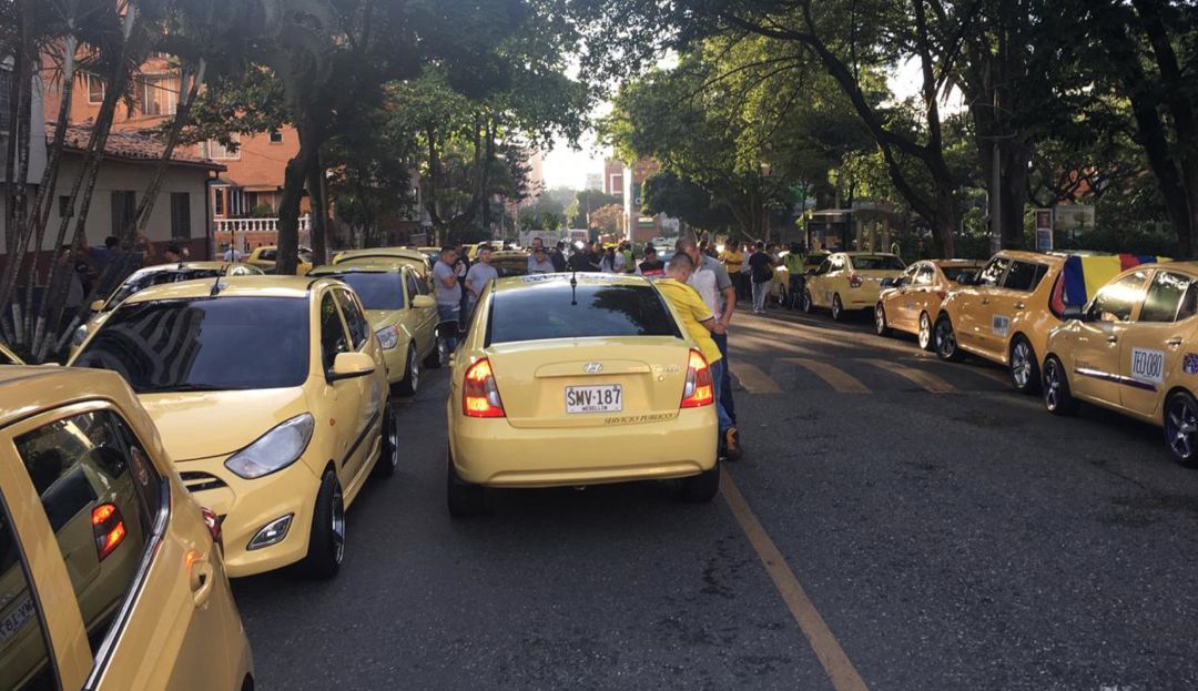 Paro taxistas, caos vial, Medellín: Taxistas bloquean el ingreso al centro de Medellín