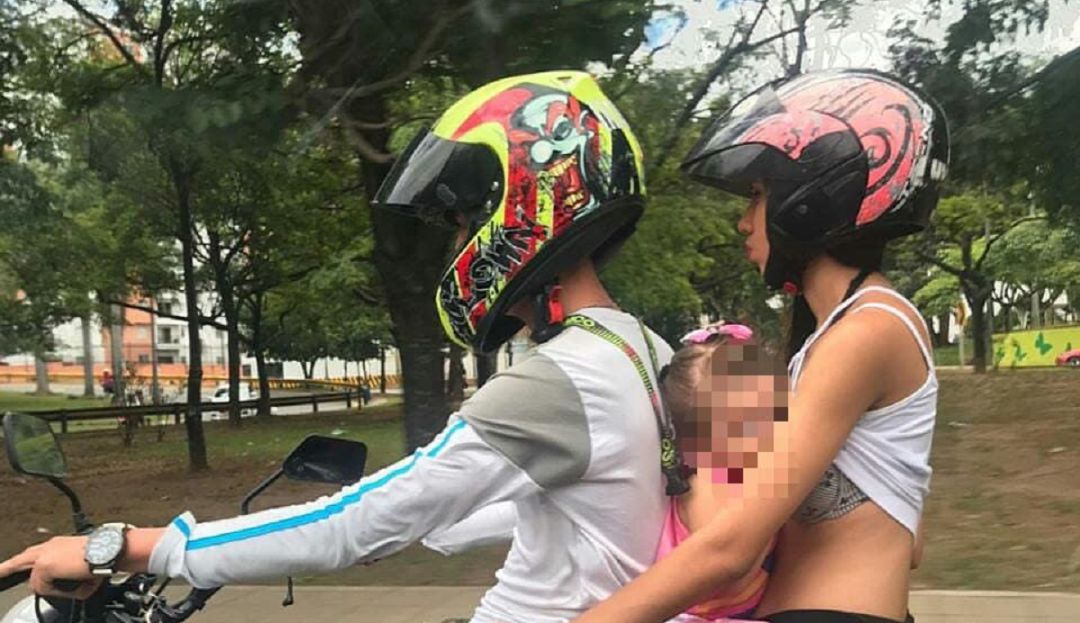 BUCARAMANGA: Mujer amamanta a su hija en una motocicleta que va en movimiento