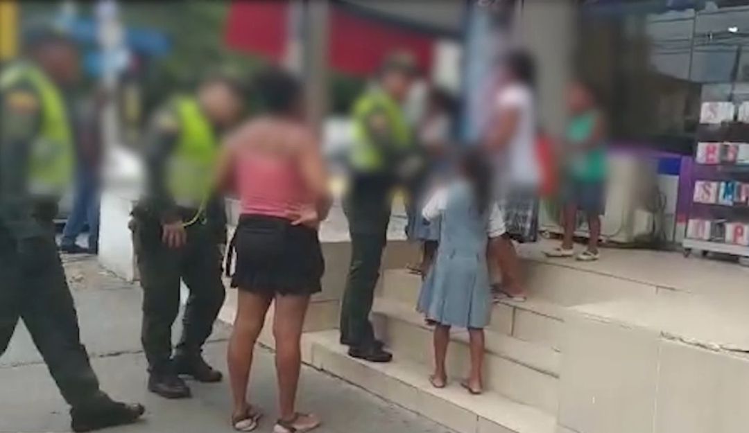 Madre cartagenera capturada mendicidad cinco hijos: Capturan a madre cartagenera que inducía a sus cinco hijos a la mendicidad