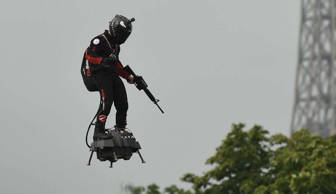 Franky Zapata: "Hombre volador" en los Campos Elíseos para la fiesta nacional de Francia