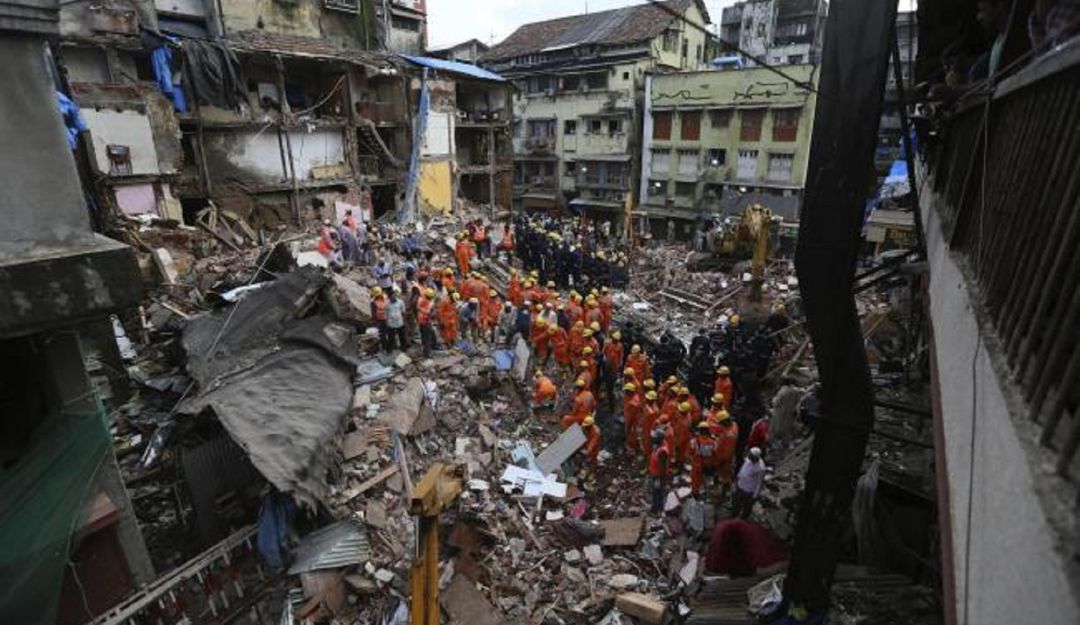 Cuatro muertos y 12 desaparecidos en India al desplomarse un edificio