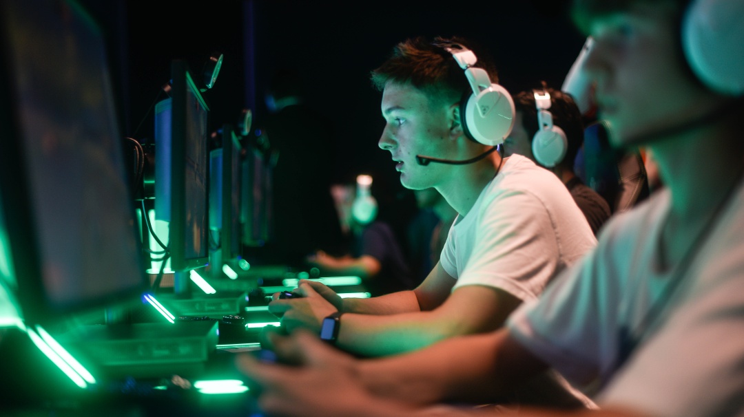 Padre retira a su hijo de la escuela para que se dedique a jugar Fortnite