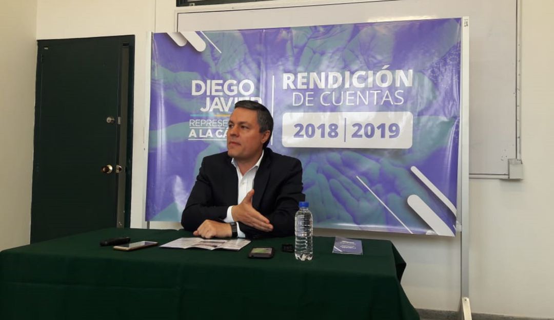 El demandante no pudo probar que el congresista no había renunciado a tiempo a su cargo en la gobernación