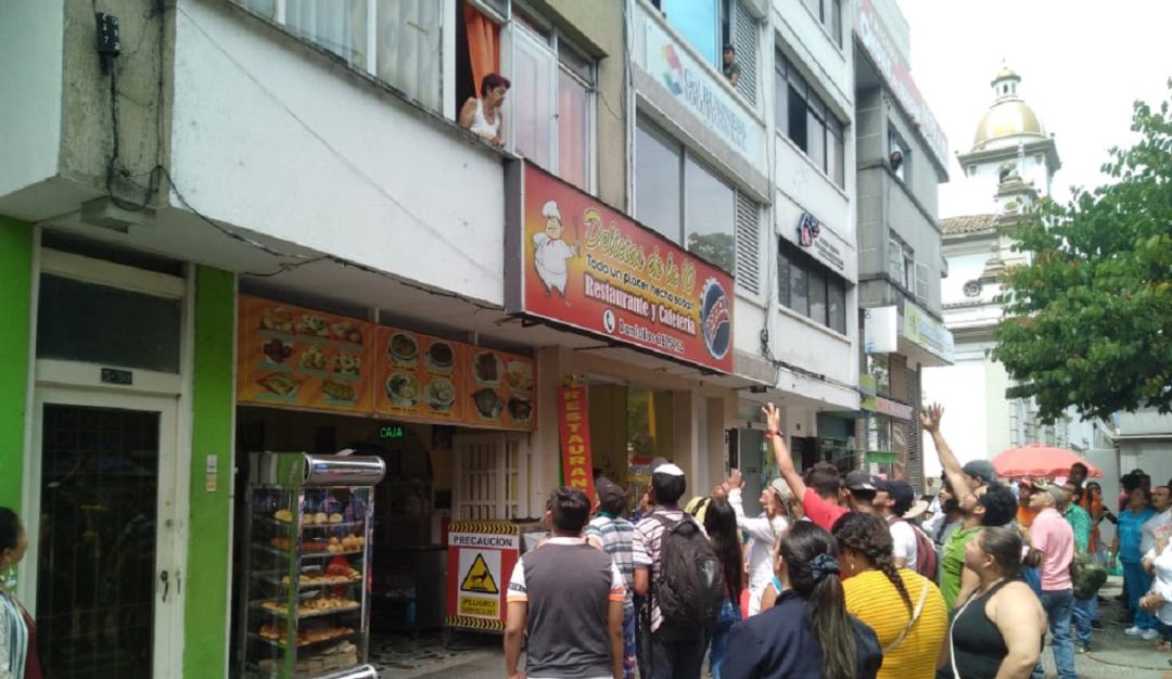 Mujer lanza billetes desde su apartamento: “Lluvia de dinero” en el centro de Ibagué