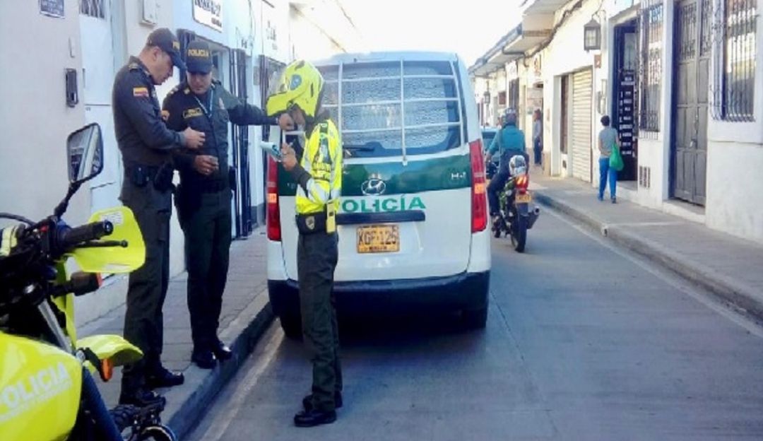 Multan a patrulla de la Policía: Comparendo a un policía por dejar mal parqueada la patrulla