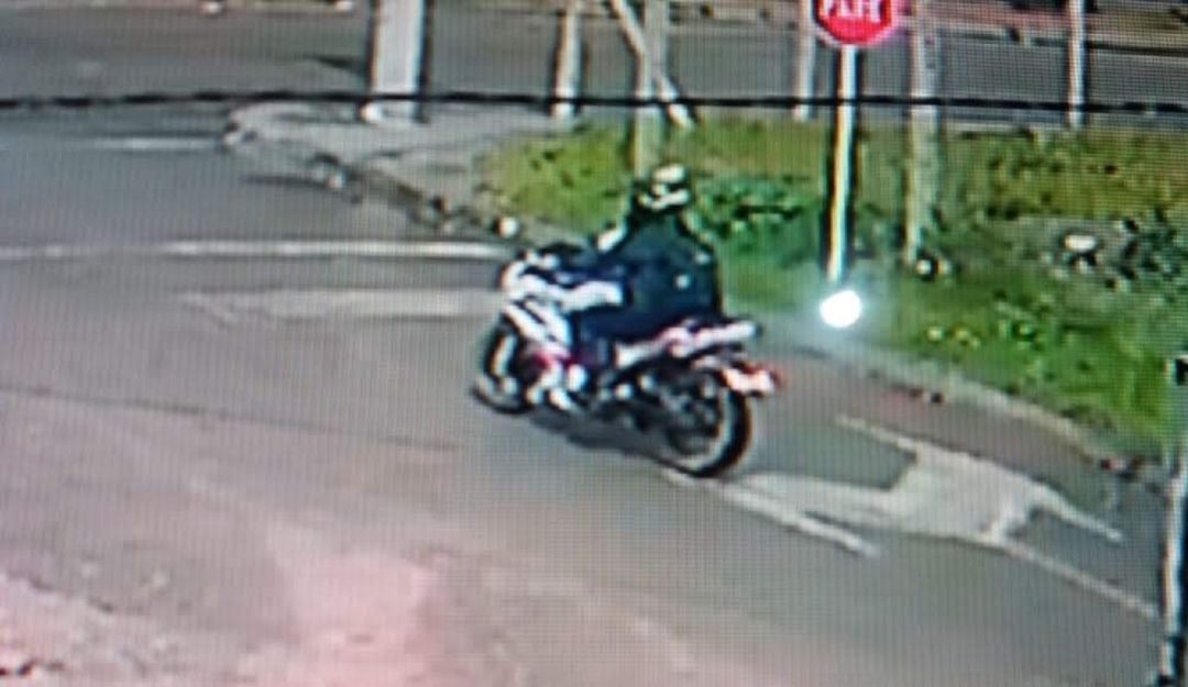 Hombre en moto toca la cola a mujeres: Buscan al hombre que “toca” mujeres desde una moto