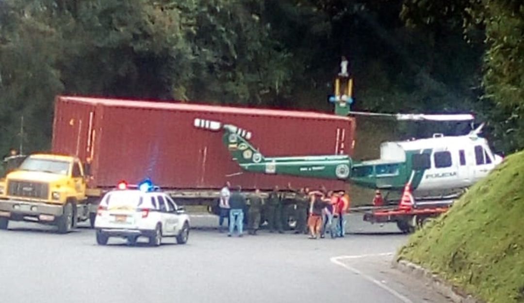 El helicóptero transportado en cama baja por poco roza contender de tracto camión