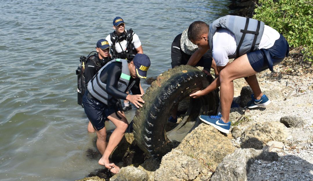 Toneladas residuos sacadas Isla Manzanillo Cartagena: 2 toneladas de residuos fueron sacadas del mar en la Isla de Manzanillo