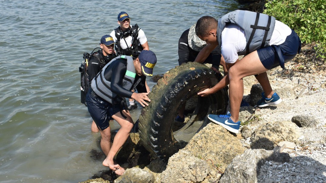 2 toneladas de residuos fueron sacadas del mar en la Isla de Manzanillo