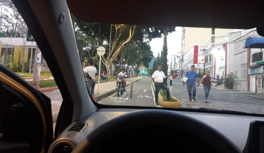 BUCARAMANGA MOTOCICLISTAS CICLORRUTAS TAXISTAS: Denuncian mal uso de la única ciclorruta