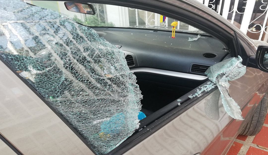 Mujer denuncia que fue víctima de rompevidrios en semáforo de Cali