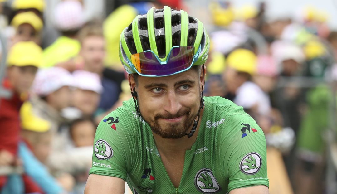 tour de francia peter sagan: Gran gesto de Peter Sagan con un aficionado en pleno ascenso por Pirineos