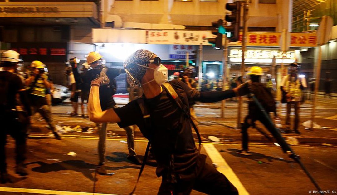 Hong Kong vuelve al caos tras ataques a oficinas chinas