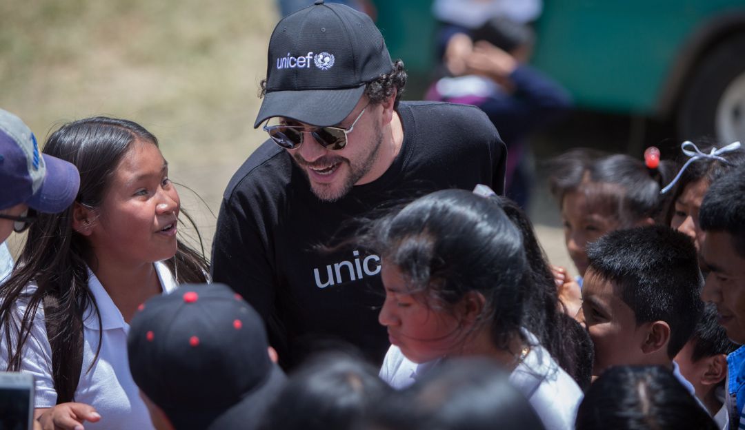 Andrés Cepeda alegró el día de muchos niños en la Comuna 7 de Medellín