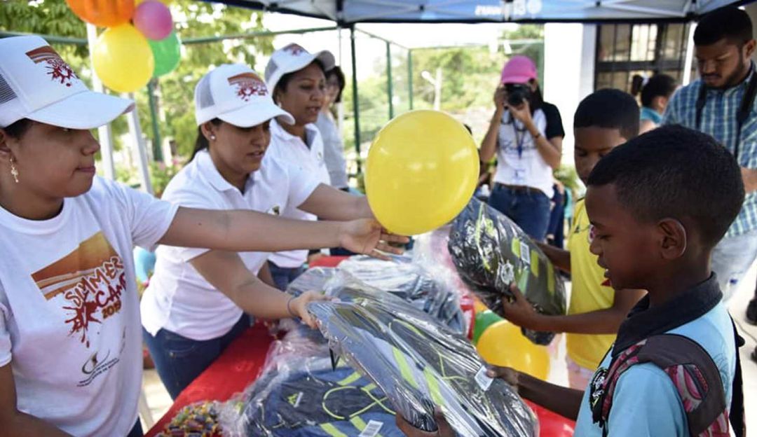 Mayor de Bolívar: Mayor de Bolívar y Bridges of Hope llevan alegría a barrios vulnerables