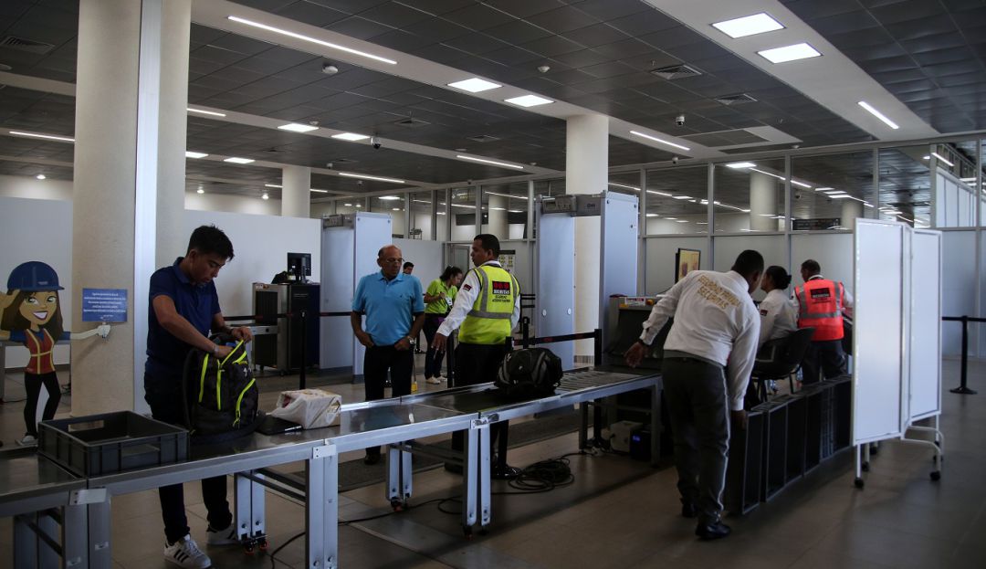 Niño fue descuidado por su mamá en un aeropuerto: Tras descuido de su madre, un niño fue arrastrado por banda portaequipaje