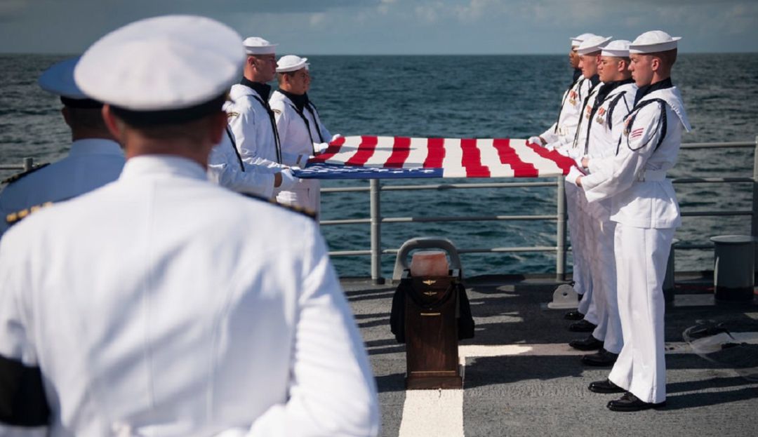 Neil Armstrong fue enterrado en el mar, año 2012