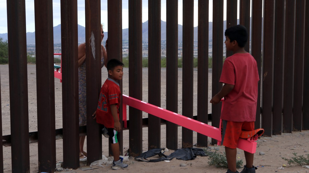 ‘Sube y bajas’ para unir la frontera