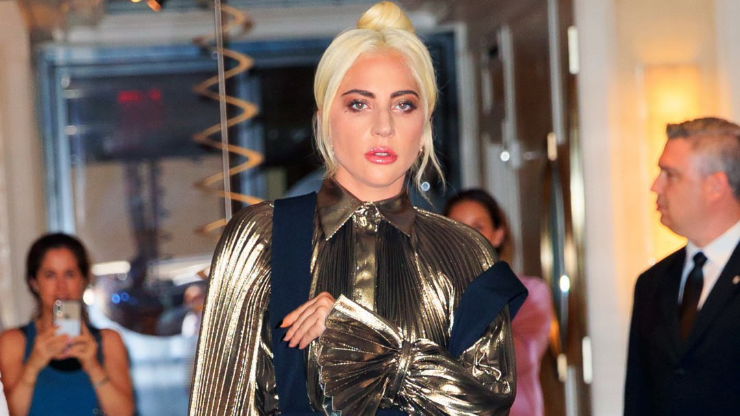Lady Gaga besa a un hombre que no es Bradley Cooper