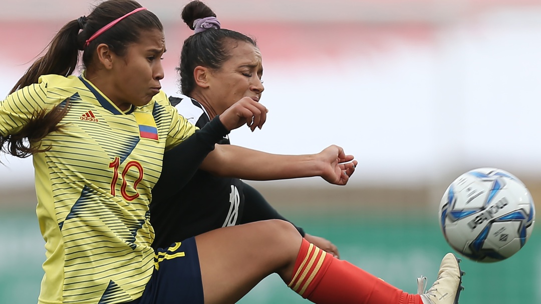 Doblete de Leicy deja a Colombia líder de su grupo en Lima