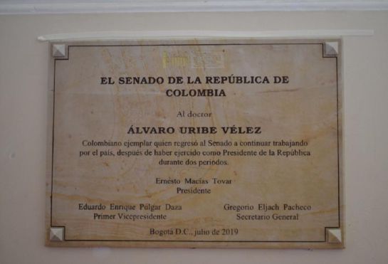 Error ortográfico en la placa dirigida a Uribe: El error que cometió Macías en la placa de Uribe Error ortográfico en la placa dirigida a Uribe: El error que cometió Macías en la placa de Uribe