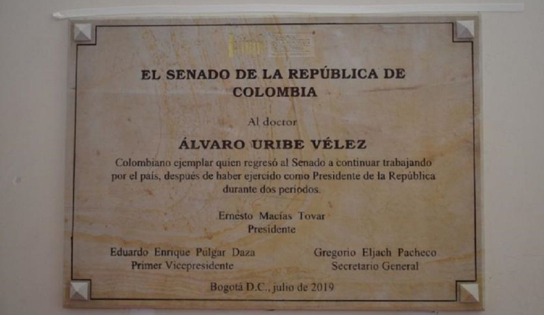 Error ortográfico en la placa dirigida a Uribe: El error que cometió Macías en la placa de Uribe