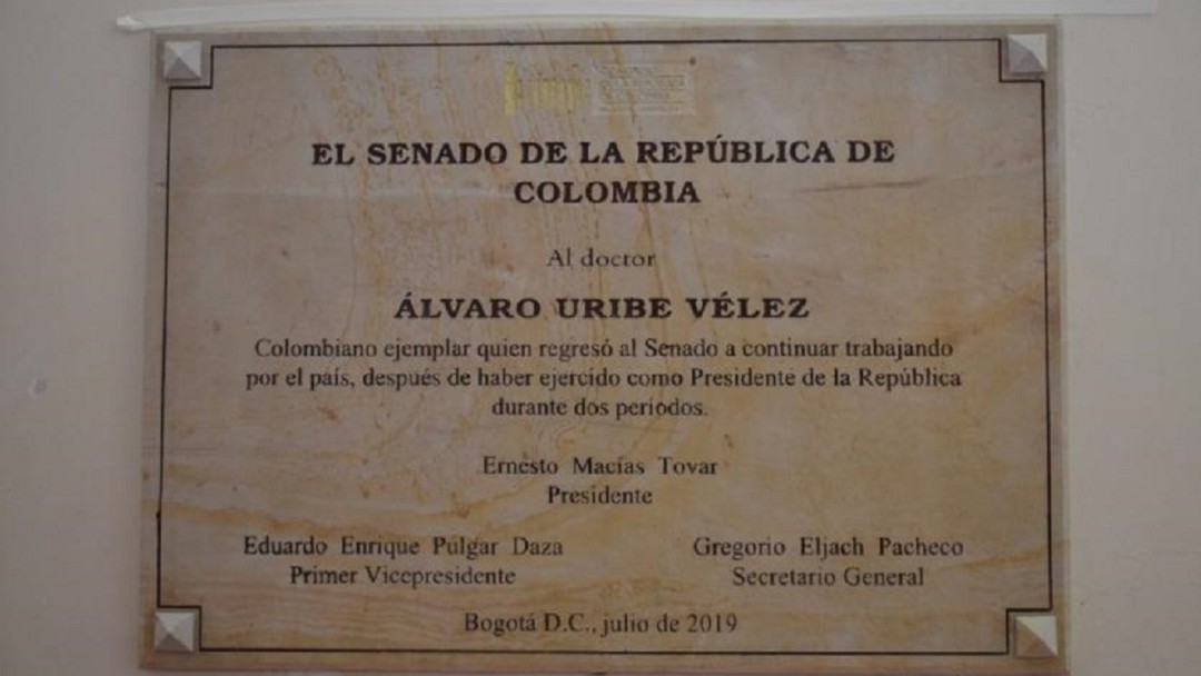 El error que cometió Macías en la placa de Uribe
