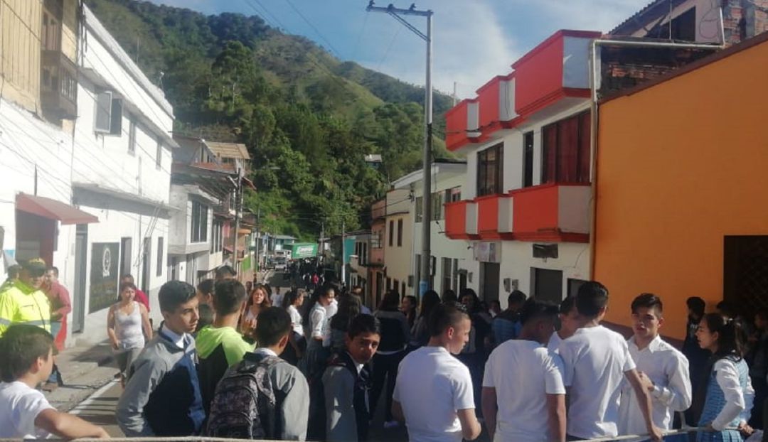 Falta de docentes en colegio del Tolima: Protesta en la vía Herveo – Manizales en Tolima por falta de docentes