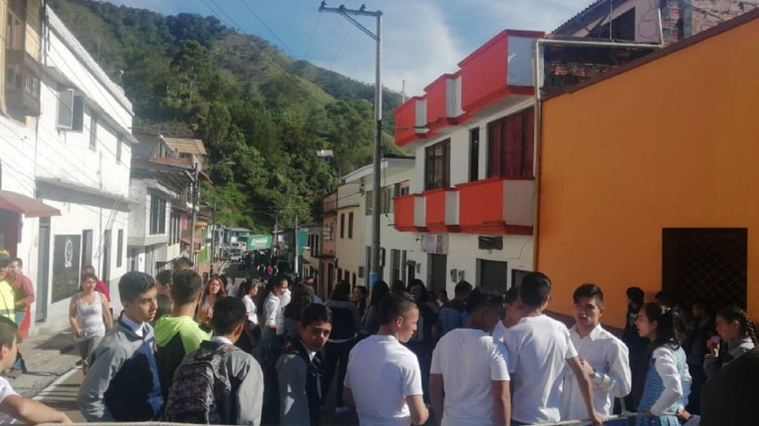 Protesta en la vía Herveo – Manizales en Tolima por falta de docentes