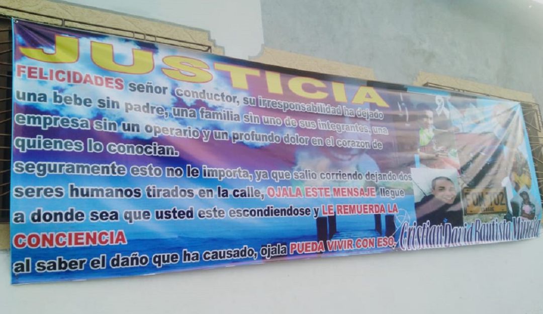 Con este cartel, familiares de la víctima piden justicia