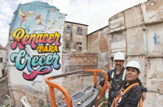 Artista peruano pinta primer mural en el Distrito Creativo del Bronx Artista peruano pinta primer mural en el Distrito Creativo del Bronx