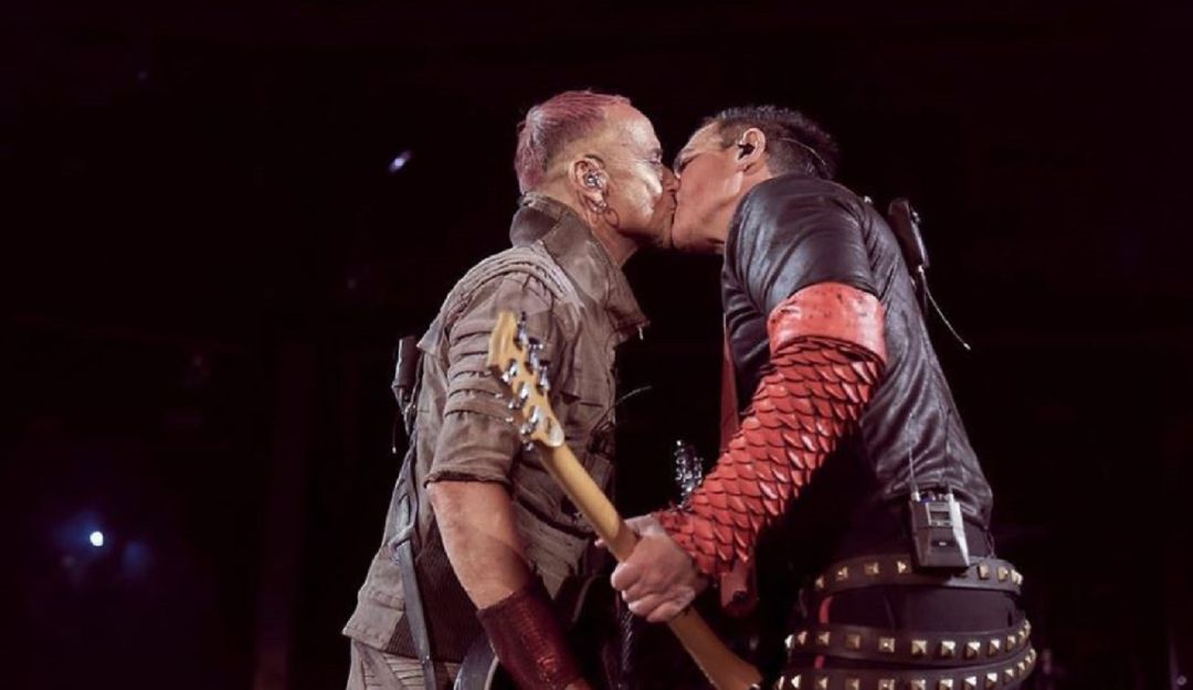 Beso entre los integrantes de la banda Rammstein: El beso que desafía la ley antigay de Rusia