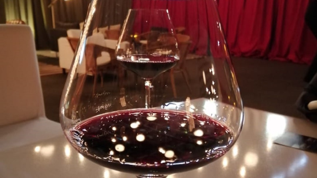 ¡A catar! Los asistentes brindan en el marco de ExpoVinos