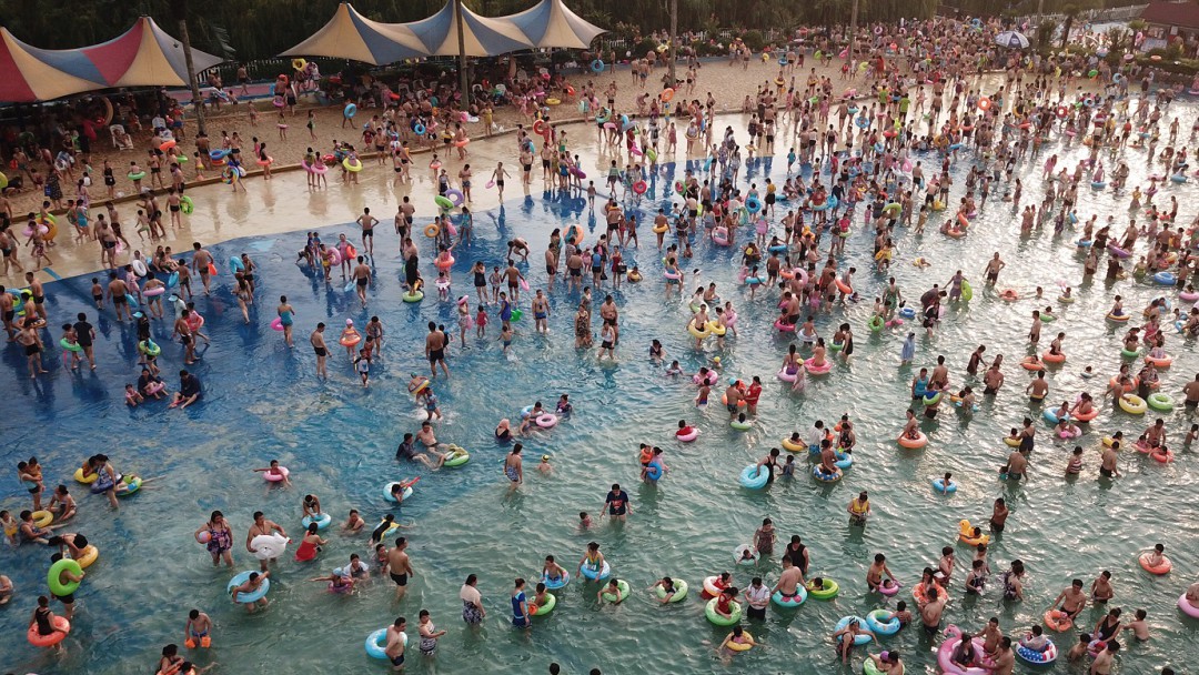 ¡Casi una tragedia!: 'Tsunami' en China causado por piscina gigante de olas