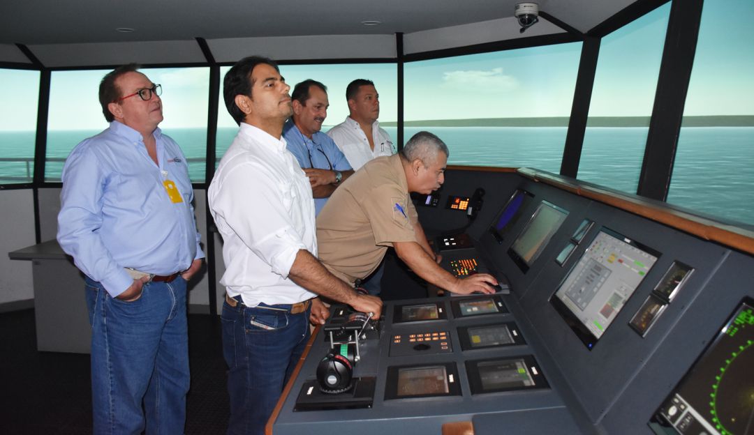 simulador de embarcaciones: Escuela Naval entrena a pilotos prácticos en simulador de embarcaciones