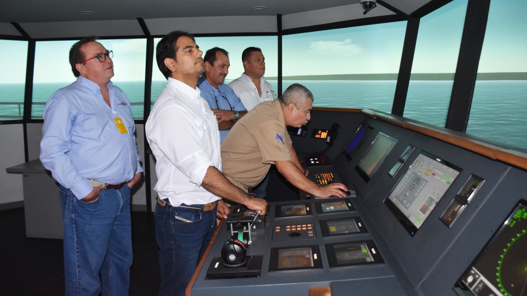 Escuela Naval entrena a pilotos prácticos en simulador de embarcaciones