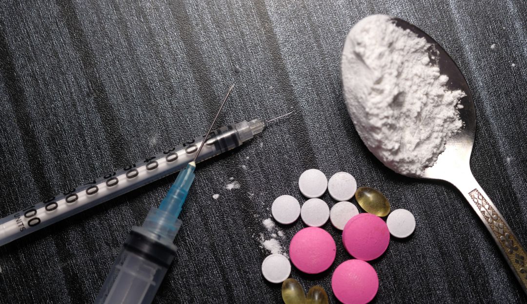 Narcotráfico Colombia: Sorprenden mujer con droga implantada en sus piernas