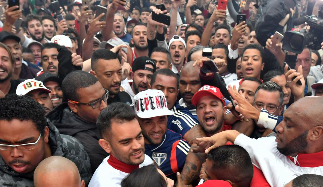 dani alvez sao paulo fichaje: Una multitud en fiesta recibe a Dani Alves en Sao Paulo