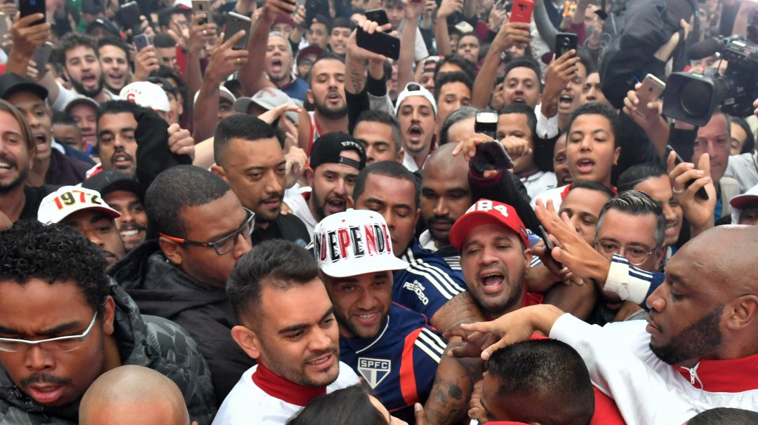 Una multitud en fiesta recibe a Dani Alves en Sao Paulo