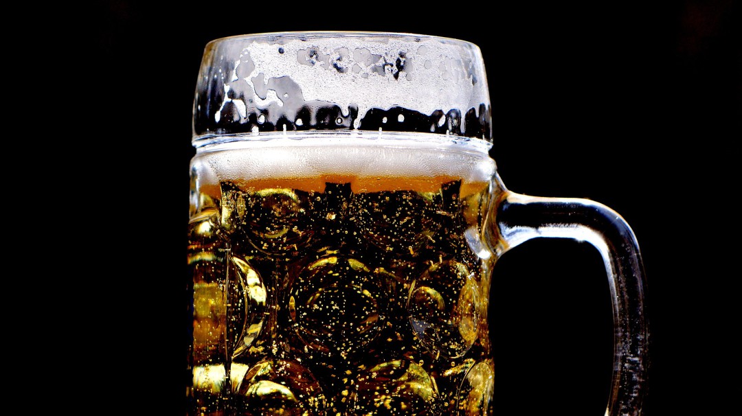 Monjes cambian la leche por cerveza artesanal
